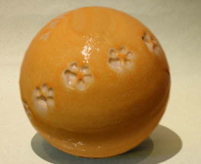 Katzenfote auf orangegelbglanz